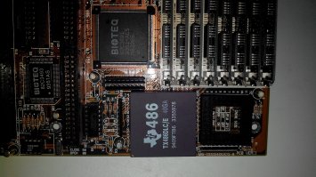 Вот, добрался до дома и своего загашника. Для примера сфоткал несколько плат. Как видно, концепция плат очень схожа от 286 до 486.
И к слову, о поддержке жёстких дисков, в конце плата под Сокет7, которая не поддерживает жестяки более 8Гб, даже после перепрошивки БИОСа. Кстати, когда у меня был домашний комп на К6-2, материнка не видела более 32Гб, правда перепрошивка помогла поднять планку до 80.