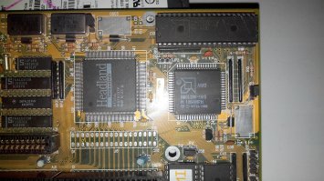 Вот, добрался до дома и своего загашника. Для примера сфоткал несколько плат. Как видно, концепция плат очень схожа от 286 до 486.
И к слову, о поддержке жёстких дисков, в конце плата под Сокет7, которая не поддерживает жестяки более 8Гб, даже после перепрошивки БИОСа. Кстати, когда у меня был домашний комп на К6-2, материнка не видела более 32Гб, правда перепрошивка помогла поднять планку до 80.