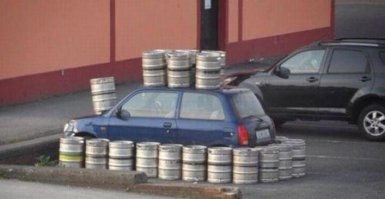 А что здесь не так ??? Приехал за пивком на праздники.... Ну с машинкой не угадал. За три ходки перевезёт!!!