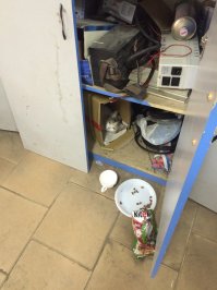 К нам на работу (автосервис) тоже заблудшая кошка забралась и в шкафу в коробке окатилась.... итого 5 котят,пришлось за жрачкой бежать))))