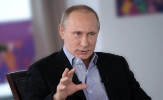 Такого оружия, как у России, нет ни у кого в мире !

Успехи оборонно-промышленного комплекса Российской Федерации за последние десятилетия стали национальной гордостью государства. В этом уверен президент России Владимир Путин.
«Успехи в оборонно-промышленным комплексе страны на протяжении последних десятилетий являются национальной гордостью», — заявил российский лидер в ходе церемонии вручения звания «Герой труда» 30 апреля. Президент РФ Владимир Путин отметил уникальный характер ракетных комплексов, разрабатываемых Опытным конструкторским бюро «Новатор».
По словам Владимира Путина, конструкторы и инженеры нашей страны предлагают уникальные технологические решения.
«Среди таких разработок есть созданные под руководством Камнева Павла Ивановича ракетные комплексы легендарного конструкторского бюро новаторов. Оружия с подобными характеристиками сегодня нет ни в одном государстве мира. Здесь никаких сомнений нет, это абсолютно точно», — подчеркнул президент.
Камнев со своей стороны поблагодарил за такую высокую оценку его труда. Он отметил: это заслуга не только работы конструкторского бюро, но также и труд смежных коопераций и десятков тысяч людей.
Создание высококлассных образцов вооружений, по его словам, направлено на обеспечение безопасности и надежности жизни всех россиян.