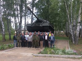 Долго искал фото, но лучше этой не нашел.
ИС-3 стоял в нашем батальоне на постаменте перед казармой и говорят в рабочем состоянии...
ЗЫ: хотел найти вообще без людей, но не смог, а так может кто себя узнает...
ЗЫЫ: в/ч 07008 05-07