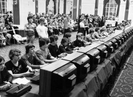 ОООО, игровая приставка RAMBO...редкостное говнище...мне её в своё время хотели втюхать, но я сомневался и через пару месяцев купил Dandy, о чём не жалел ;)