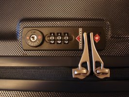 Ну уберут эту плёнку с росписью. Доказывай потом в аэропорту, что она была.
Другое дело, когда чемодан открыли, а закрыть таким же способом нельзя. Это повод наехать на аэропорт сразу.
Для этого надо покупать правильные чемоданы, с  фиксацией собачек: