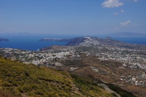 Если будете на Санторини - обязательно возьмите квадроцикл в аренду. Их сдают везде. У вас будет отличная возможность заехать в КАЖДЫЙ уголок этого острова. Это реально здорово!

Июнь 2014 (евро ещё по 40 :) ).
Фото с южной части острова с горы, где стоит РЛС.