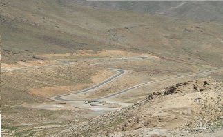 Честно нет, хотя наши его звали как то ущелье  Ташкурган  или что то подобное....да и ездил нач радиостанции  на Бэтр 60 пб Р-145...на ней новые радиостанции опробовал и РЕБ выяснять позиции "духов" по радиообмену...
 Хотя нет был! Ну не знаю, ну не замок а изящное строение...именно справа, как довольно выкатишся в распадок.(Саланг!!! это фото по-моему выезд с Южного серпантиа спуск на Уланг, а здесь с радистом Шуриккажется с Украины)