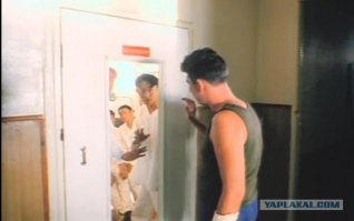 Мудрые обезьяны наблюдают за людьми