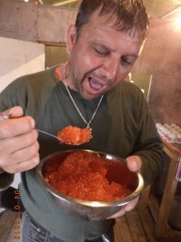 Есть икру ложкой, было реально вкусно!!!