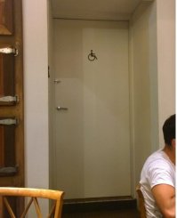 Ну это вообще ппц. Мало того, что перед дверью ступенька, так еще и шпингалет высоко.