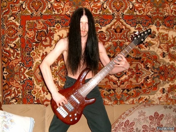 Вообще то на гитаре 6 струн и врядли он является бас-гитаристом