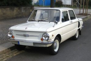 Вообще то у немцев были свои "мыльницы" NSU Prinz-4 (годы производства: 1961 - 1973). Вот с него то заз-ушастика (заз 966 1967-1972, затем заз 968 (на фото для сравнения)) и делали