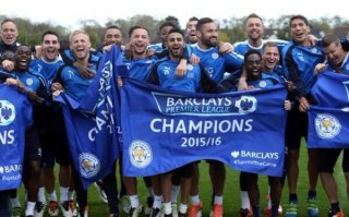 датчане не такие уже аутсайдеры были как греки. полуфиналисты ЧЕ 84, 1/8 ЧМ 86.
Микаель Лаудруп не играл на ЧЕ 92 в связи со ссорой с главным тренером. в сборной еще и "манкунианец" Петер Шмейхель был и лучший датский футболист 91 года Ким Вильфорд.
для Пьерлуиджи Колина, как не странно, финал ЛЧ 99 был не лучшим в карьере. он допустил не мало ошибок, которые повлияли на результат.
ну и фото Лестера можно найти посвежее без проблем, это сезон 20014-15. очень раз за Клаудио Раньери!