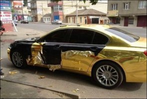 А потом поставит ее где нибудь на тротуаре и вуоля