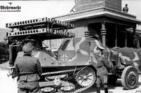 Инженеры Рейха скопировали советскую "Катюшу", ничего хитрого в конструкции снарядов и пусковой установки не было. Они не сумели воспроизвести технологию изготовления пороховых шашек для ракетного двигателя. Им пришлось создавать свою собственную технологию и рецептуру.
А так - было:
"В конце 1943 года чешские инженеры завода «Ceska Zbrojovka» в Брно создали свой вариант советского 82-мм реактивного снаряда М-8.

80-мм ракета имела близкие к своему прототипу характеристики, но точность стрельбы благодаря вращению, сообщаемому стабилизаторами (установленными под углом к корпусу снаряда), была выше, чем у советского образца. Электрический запал был вынесен на один из ведущих поясков, что сделало ракету более надёжной. Реактивный снаряд, получивший обозначение 8 cm Wurfgranate Spreng оказался более удачным, чем его советский прототип.

Была скопирована и 48 зарядная пусковая установка, непривычного для немцев рельсового типа, получившая название: 8 cm Raketen-Vielfachwerfer. Пусковые установки на 48 ракет монтировались на шасси трофейных французских танков SOMUA S35. Направляющие монтировались вместо снятой башни танка.

Облегченный вариант системы — 24 направляющие, размещенные в два яруса, устанавливались на базе различных полугусеничных бронетранспортеров и на специально разработанном образце, для которого использовали базу трофейного французского полугусеничного тягача SOMUA MCG/MCL. Установка получила обозначение 8 cm R-Vielfachwerfer auf m.ger.Zgkw S303 (f).

80-мм реактивные установки использовались в основном дивизионах реактивной артиллерии четырехбатарейного состава, которые придавались танковым и моторизованным частям СС." (