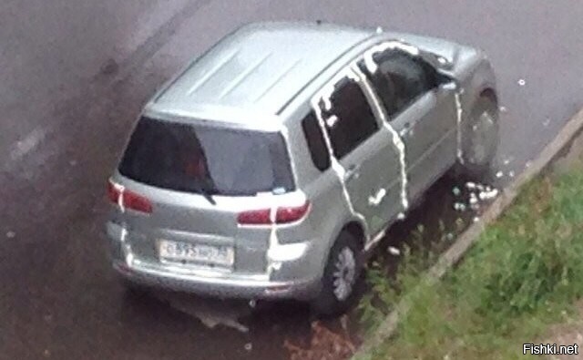 Быдло на джипе испортило газон