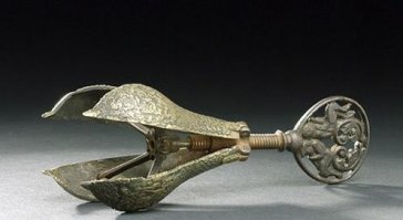 «Лежит груша — нельзя скушать», — сказано о средневековом европейском орудии «воспитания» богохульников, лжецов, женщин, родивших вне брака, и мужчин нетрадиционной ориентации. В зависимости от преступления, мучитель засовывал грушу грешнику(це) в рот, анальное отверстие или влагалище.

Как это работает?

1) Инструмент, состоящий из заостренных листовидных сегментов грушевидной формы засовывается клиенту в нужное отверстие тела;

2) Палач помаленьку крутит винт на верхушке груши, при этом «листья»-сегменты распускаются внутри мученика, причиняя адскую боль;

3) После того, как груша раскрывается полностью провинившийся получает внутренние повреждения, несовместимые с жизнью и умирает в ужасных муках, если до этого уже не впал в беспамятство.
