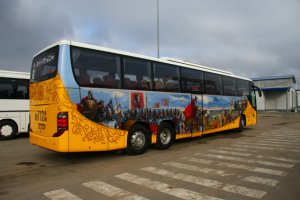 Аэрография выполнена коллективом художников в составе Евгения Прокопенко, Сергея Джулаева и Игоря Рябова. Руководитель проекта – Игорь Козинов, руководитель ОРХА (Объединения российских художников аэрографии). «Полотно»: изящная красавица леди Setra, по паспорту: S 417 GT-HD, ComfortClass, 6х2, длина 14050 мм (до нанесения рисунка цвет – белый с легким кремовым оттенком, он хорошо заметен на крыше). Подготовка работ началась в сентябре 2007 года. Процесс нанесения рисунка, дополнительного двухслойного лакирования, полировки и других творческих и технологических процессов занял 1,5 месяца.
Между прочим: художники при выполнении работы писали далеко не «просто людей». Среди изображенных лиц можно найти жителей города (даже просто прохожих), работников Автоколонны-1417 (г.Коломна, МО), в основном рядовых слесарей, автопортреты художников. И чтобы пресечь ненужные сплетни, абсолютно официально заявляю: руководителей предприятия, города, области и т.п. на бортах машины можно не искать – их там просто нет - это только художественное произведение.
Сюжет отчасти навеян известными картинами: «Въезд Дмитрия Донского Коломну» Геннадия Соргина, «Поединок Пересвета с Челубеем» Михаила Авилова, «Боброк-Волынский» Виктора Маторина. В творчески переработанном виде на бортах красавицы Setra (кстати, и у русских князей частенько были жены с немецкими именами) это выглядит так: 
Левый борт – в центре композиции апофеоз схватки русского и татарского богатырей: Пересвета и Челубея. Маленькая церквушка в углу композиции подчеркивает святость и честность поединка, ибо равны были воины по мощи и умению. Довершает сцену князь Боброк-Волынский, своим мудрым взглядом оценивающий поединок героев. В Куликовской битве он командовал  засадным полком. Художникам удалось в чертах и деталях лика передать готовность полководца к долгому томительному ожиданию и решимость к атаке, которая фактически решила исход сражения и положила конец 300-летнему игу.
Правый борт. «Сыновья же русские/ вступили в обширные поля/ коломенские,/ но и тут не вместится/ огромному войску,/ и невозможно было никому/ очами окинуть/ рати великого князя» («Задонщина», XV век). Это обрамление картины, а центральная сцена: благословление Отцом Сергием Радонежским князя Дмитрия Донского и дружины его на битву на Поле Куликовом. Причем за спиной этого действительно почитаемого Святого Старца персонажи различных сословий русского народа - монахи, странники, крестьяне, боярышни. Но обратите внимание это только дети, женщины и старики: «Так случилось мужчины ушли, побросали посевы до срока…».