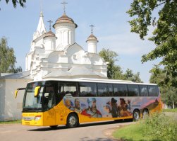 Аэрография выполнена коллективом художников в составе Евгения Прокопенко, Сергея Джулаева и Игоря Рябова. Руководитель проекта – Игорь Козинов, руководитель ОРХА (Объединения российских художников аэрографии). «Полотно»: изящная красавица леди Setra, по паспорту: S 417 GT-HD, ComfortClass, 6х2, длина 14050 мм (до нанесения рисунка цвет – белый с легким кремовым оттенком, он хорошо заметен на крыше). Подготовка работ началась в сентябре 2007 года. Процесс нанесения рисунка, дополнительного двухслойного лакирования, полировки и других творческих и технологических процессов занял 1,5 месяца.
Между прочим: художники при выполнении работы писали далеко не «просто людей». Среди изображенных лиц можно найти жителей города (даже просто прохожих), работников Автоколонны-1417 (г.Коломна, МО), в основном рядовых слесарей, автопортреты художников. И чтобы пресечь ненужные сплетни, абсолютно официально заявляю: руководителей предприятия, города, области и т.п. на бортах машины можно не искать – их там просто нет - это только художественное произведение.
Сюжет отчасти навеян известными картинами: «Въезд Дмитрия Донского Коломну» Геннадия Соргина, «Поединок Пересвета с Челубеем» Михаила Авилова, «Боброк-Волынский» Виктора Маторина. В творчески переработанном виде на бортах красавицы Setra (кстати, и у русских князей частенько были жены с немецкими именами) это выглядит так: 
Левый борт – в центре композиции апофеоз схватки русского и татарского богатырей: Пересвета и Челубея. Маленькая церквушка в углу композиции подчеркивает святость и честность поединка, ибо равны были воины по мощи и умению. Довершает сцену князь Боброк-Волынский, своим мудрым взглядом оценивающий поединок героев. В Куликовской битве он командовал  засадным полком. Художникам удалось в чертах и деталях лика передать готовность полководца к долгому томительному ожиданию и решимость к атаке, которая фактически решила исход сражения и положила конец 300-летнему игу.
Правый борт. «Сыновья же русские/ вступили в обширные поля/ коломенские,/ но и тут не вместится/ огромному войску,/ и невозможно было никому/ очами окинуть/ рати великого князя» («Задонщина», XV век). Это обрамление картины, а центральная сцена: благословление Отцом Сергием Радонежским князя Дмитрия Донского и дружины его на битву на Поле Куликовом. Причем за спиной этого действительно почитаемого Святого Старца персонажи различных сословий русского народа - монахи, странники, крестьяне, боярышни. Но обратите внимание это только дети, женщины и старики: «Так случилось мужчины ушли, побросали посевы до срока…».