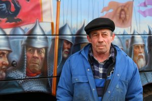 Аэрография выполнена коллективом художников в составе Евгения Прокопенко, Сергея Джулаева и Игоря Рябова. Руководитель проекта – Игорь Козинов, руководитель ОРХА (Объединения российских художников аэрографии). «Полотно»: изящная красавица леди Setra, по паспорту: S 417 GT-HD, ComfortClass, 6х2, длина 14050 мм (до нанесения рисунка цвет – белый с легким кремовым оттенком, он хорошо заметен на крыше). Подготовка работ началась в сентябре 2007 года. Процесс нанесения рисунка, дополнительного двухслойного лакирования, полировки и других творческих и технологических процессов занял 1,5 месяца.
Между прочим: художники при выполнении работы писали далеко не «просто людей». Среди изображенных лиц можно найти жителей города (даже просто прохожих), работников Автоколонны-1417 (г.Коломна, МО), в основном рядовых слесарей, автопортреты художников. И чтобы пресечь ненужные сплетни, абсолютно официально заявляю: руководителей предприятия, города, области и т.п. на бортах машины можно не искать – их там просто нет - это только художественное произведение.
Сюжет отчасти навеян известными картинами: «Въезд Дмитрия Донского Коломну» Геннадия Соргина, «Поединок Пересвета с Челубеем» Михаила Авилова, «Боброк-Волынский» Виктора Маторина. В творчески переработанном виде на бортах красавицы Setra (кстати, и у русских князей частенько были жены с немецкими именами) это выглядит так: 
Левый борт – в центре композиции апофеоз схватки русского и татарского богатырей: Пересвета и Челубея. Маленькая церквушка в углу композиции подчеркивает святость и честность поединка, ибо равны были воины по мощи и умению. Довершает сцену князь Боброк-Волынский, своим мудрым взглядом оценивающий поединок героев. В Куликовской битве он командовал  засадным полком. Художникам удалось в чертах и деталях лика передать готовность полководца к долгому томительному ожиданию и решимость к атаке, которая фактически решила исход сражения и положила конец 300-летнему игу.
Правый борт. «Сыновья же русские/ вступили в обширные поля/ коломенские,/ но и тут не вместится/ огромному войску,/ и невозможно было никому/ очами окинуть/ рати великого князя» («Задонщина», XV век). Это обрамление картины, а центральная сцена: благословление Отцом Сергием Радонежским князя Дмитрия Донского и дружины его на битву на Поле Куликовом. Причем за спиной этого действительно почитаемого Святого Старца персонажи различных сословий русского народа - монахи, странники, крестьяне, боярышни. Но обратите внимание это только дети, женщины и старики: «Так случилось мужчины ушли, побросали посевы до срока…».