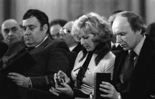 Мне кажется, что сейчас бы современные подростки подумали, что герои фото там в свои смартфоны уткнулись)