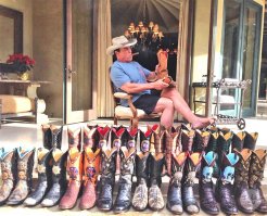 Коллекция Арнольда Шварцнеггера , - терминатор не угомонился , где-то ещё есть вагон кожаных курток и парковка мотоциклов .