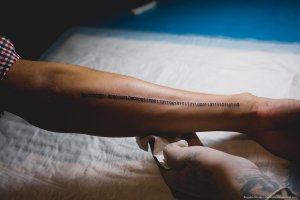 Привели в реанимацию мужика,пострадавшего в дтп.осмотрев его,врач увидел,что член пациента оторван,а на остатке две буквы ...ЛЯ.когда пациент пришёл в себя,врач спрашивает:
-а что,на члене было наколото имя любимой женщины?
-нет,там было ПРИВЕТ МОРЯКАМ СЕВЕРНОГО ФЛОТА ОТ ДОБЛЕСТНЫХ ЗАЩИТНИКОВ СЕВАСТОПОЛЯ!