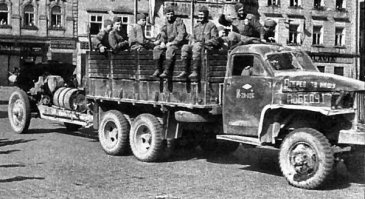 ....резина у Студера довольно чистая, как после автомойки. Канистры у заднего борта ничем не закреплены, на ходу их расшвыряет, брошенный аккумулятор, тоже не "айс. На лицами бойцов ещё работать и работать, не выделены глаза, не оттонированы лица. Но для 1-й работы, хорошо, а, мастерство придёт.

С уважением к творчеству.