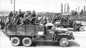 ....резина у Студера довольно чистая, как после автомойки. Канистры у заднего борта ничем не закреплены, на ходу их расшвыряет, брошенный аккумулятор, тоже не "айс. На лицами бойцов ещё работать и работать, не выделены глаза, не оттонированы лица. Но для 1-й работы, хорошо, а, мастерство придёт.

С уважением к творчеству.