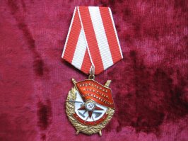 Солдат на Ордене Красного Знамени? Где ты его там увидел?