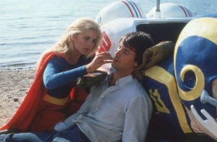 А с какого перепуга СуперГерл с 2015-го если я помню фильм аж 1984 года? Автор похоже сам вопрос даже не попытался изучить.