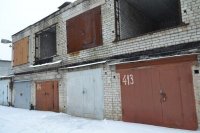 У гаражей на втором ярусе просторная яма, в каждой автомобиль!