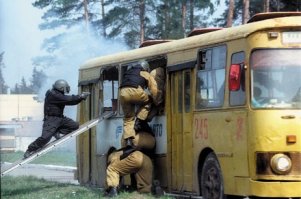 И чего разговаривать так долго было? Громко рявкнул: БОЕВИК! А дальше по сценарию: