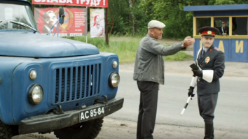 В кадре ГАЗ 53-12, который появился в 1982 году.