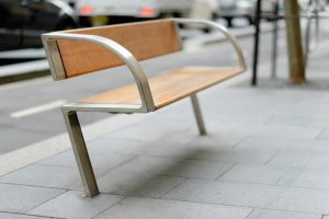 Надо делать такую лавочку из сверхпрочного материала типа ЭИ-828ВД чтобы не сломалась от веса.