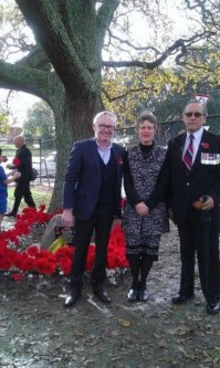 торможу ,торможу и понять не могу . два гея и почему женщина по середине . АГА понял ))) это у женщины рукав черный. вытормозил )))