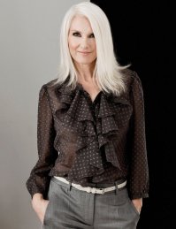 Вот это стильно и вызов обществу,что желанной можно быть и после 50.