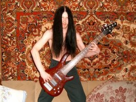 Чего то басиста совсем на фоне ковра не видно.