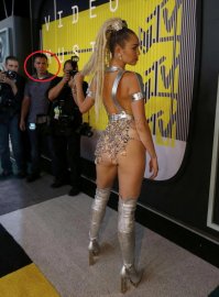 Даже мужик и тот смотрит на неё с осуждением, а не с возбуждением: