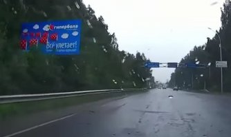 Ездун просто жертва рекламы, обратите в конце ролика внимание на рекламный щит.
А дрифтер понял лозунг буквально...