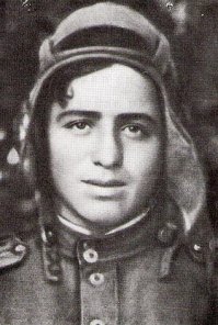 Ион Лазаревич Деген - сейчас живёт в Израиле. Некоторые люди - прирождённые солдаты. Он был именно таким. У него много боевых наград и он дважды был представлен к Герою, но не утвердили. Прочитайте его биографию и решите сами, заслужил он или нет : 
Но ведь он был не только солдат , он ещё и Доктор, и поэт, и писатель. Вот такое сочетание - реально редкое. Доброго здоровья ещё на долгие годы !

Мой товарищ, в смертельной агонии
Не зови понапрасну друзей.
Дай-ка лучше согрею ладони я
Над дымящейся кровью твоей.
Ты не плачь, не стони, ты не маленький,
Ты не ранен, ты просто убит.
Дай на память сниму с тебя валенки.
Нам ещё наступать предстоит.