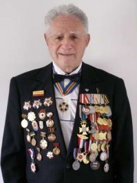 Ион Лазаревич Деген - сейчас живёт в Израиле. Некоторые люди - прирождённые солдаты. Он был именно таким. У него много боевых наград и он дважды был представлен к Герою, но не утвердили. Прочитайте его биографию и решите сами, заслужил он или нет : 
Но ведь он был не только солдат , он ещё и Доктор, и поэт, и писатель. Вот такое сочетание - реально редкое. Доброго здоровья ещё на долгие годы !

Мой товарищ, в смертельной агонии
Не зови понапрасну друзей.
Дай-ка лучше согрею ладони я
Над дымящейся кровью твоей.
Ты не плачь, не стони, ты не маленький,
Ты не ранен, ты просто убит.
Дай на память сниму с тебя валенки.
Нам ещё наступать предстоит.