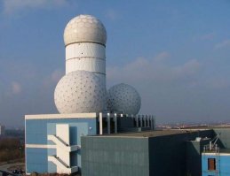 Это инопланетяне. Всякие идиотские объяснения они специально пропагандируют, чтобы скрыть своё присутствие. Но меня не проведёшь. Я знаю - они давно на Земле. Вот их Центр.