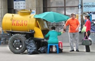 Что меня всегда удивляло - так это неизменная толщина теток на бочках кваса. У нас в конце 80-х на одном центрально-тенистом перекрёстке была тётка, которая перед бочкой размещалась исключительно на двух стульях!!