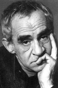 В июне 1941 года Зиновий Гердт ушёл добровольцем на фронт. В декабре 1941 года окончил специальные краткосрочные сборы в Московском военно-инженерном училище и был направлен на Калининский, затем — на Воронежский фронт. Проходил службу в должности начальника инженерной службы 81-го гвардейского стрелкового полка 25-й гвардейской стрелковой дивизии. Гвардии старший лейтенант. 12 февраля 1943 года, на подступах к Харькову, при разминировании минных полей противника для прохода советских танков, был тяжело ранен в ногу осколком танкового снаряда.