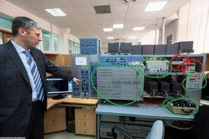 Добавлю своё мнение, раз уж ресурс предназначен для обмена мнениями.
Красным я выделил современную иностранную измериловку. Зеленым я выделил старые советские пульты проверочные. К сожалению современной российской измериловки нет (на фото не нашел ничего, покажите, если кто что заметил). Сам работаю с таким же оборудованием, а например на второй картинке блок питания и мультиметр той же модели что и у меня.  Agilent/ Произведено в США. Что же будет, если америка решит по настоящему ввести санкции. А то, что у нас не останется измерительного оборудования, чтобы создавать свою электронику военного назначения. То что было разработано в СССР устарело, новое разрабатывается на заграничном оборудовании. И данный факт (реальная, не показушная зависимость) меня печалит гораздо больше всех нападок на Россию, видимых в последнее время по зомбоящику.