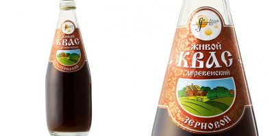 Для тех кто страдает по настоящему квас, как я, могу предложить заменитель. Продаётся в магазинах Виктория и Азбука Вкуса. Но в Азбуке его перемораживают, и он не такой пенистый получается.
Вот этикетка. Стоит обычно на льду в отдельной секции.
Вкус хлебный, дрожжевой. Хранится пару дней.