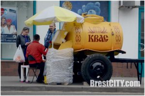 У на до сих пор продается квас из детства , из тех же самых бочек !!! Только посуда одноразовая. Кто был в сезон в Бресте тот знает !!!!