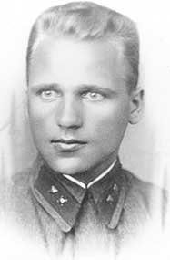 Это никак не мог быть младший политрук Алексей Еременко.
В петлички один кубарь - у младшего политрука, а это младшее офицерское звание политического состава - ДВА! кубаря. И политсостав не имел никаких эмблем в петлица! Только кубики, шпалы и ромбы! Вот на снимке фото младшего политрука из личного дела. А перекрещенные винтовки в значке рода войск - имели только погранвойска и войска НКВД.
Стыдно за всех кто мусолит тему этой фотографии. Ведь среди них и компетентные военные.