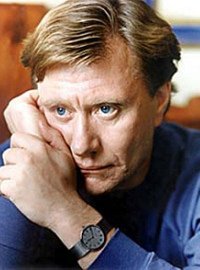 Наш Андрей Миронов вообще на сцене театра можно сказать умер... 
(с) ...14 августа 1987 года, во время гастролей театра в Риге, на спектакле «Безумный день, или Женитьба Фигаро», не доиграв последнюю сцену, Миронов теряет сознание. Его доставили в нейрохирургическое отделение местной больницы Гайльэзерс, где диагностировали обширное кровоизлияние в мозг. В течение двух дней проводились мероприятия по поддержке дыхания и сердцебиения под косвенным руководством прославленного нейрохирурга Эдуарда Канделя. Несмотря на это, актёр скончался 16 августа в 5:35 утра. Андрея Миронова похоронили 20 августа 1987 года на Ваганьковском кладбище в Москве (участок № 40).