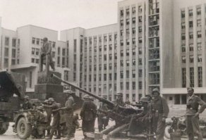 А Ленин там до сих пор стоит...